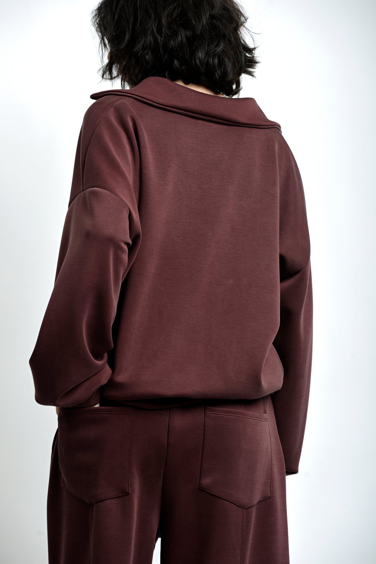 Spatele bluzei din compleu damă lejer, croială relaxată cu umeri căzuți și finisaj curat.