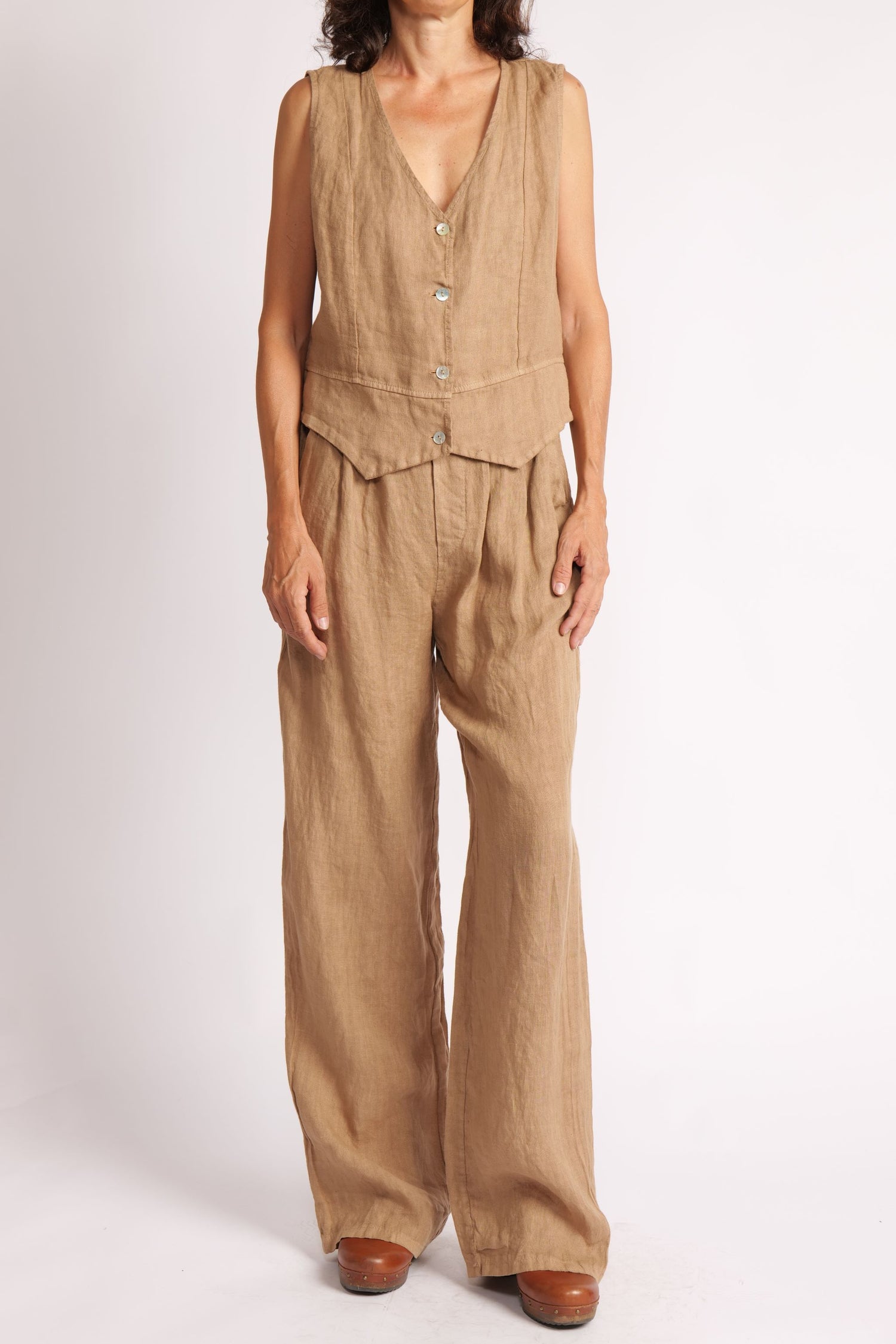 Compleu din in bej, format din vestă fără mâneci și pantaloni cu picior larg, fotografiat din față