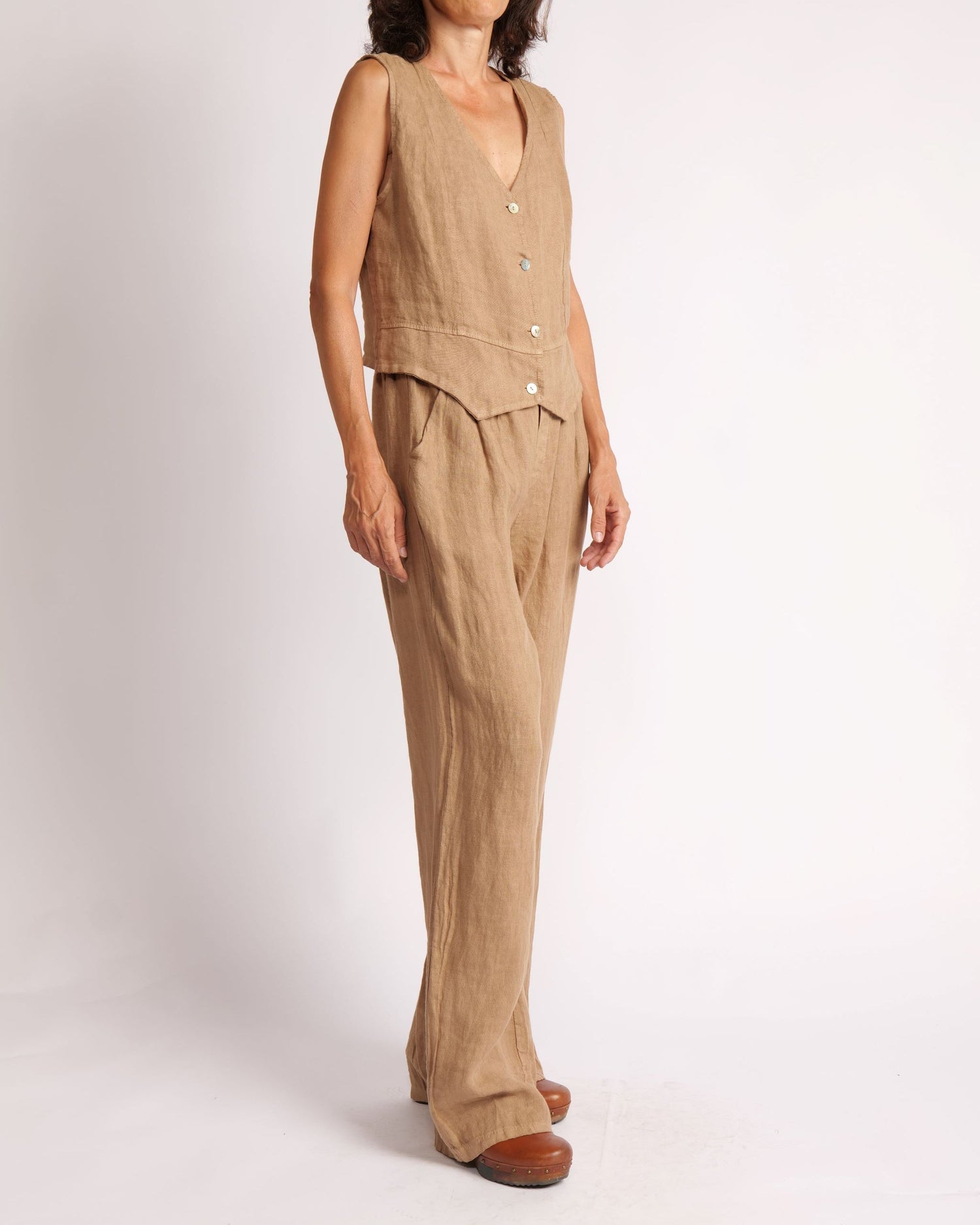 Compleu din in camel, format din vestă fără mâneci și pantaloni cu picior larg, fotografiat din față