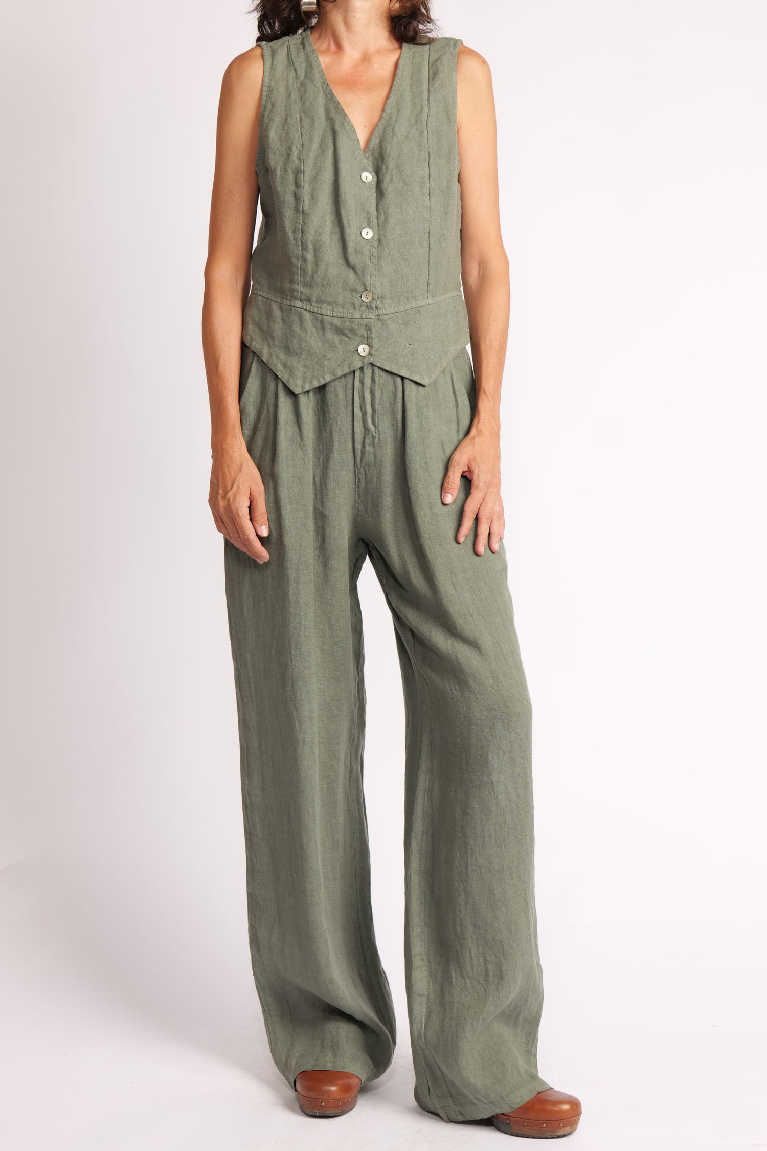 Compleu din in kaki, format din vestă fără mâneci și pantaloni cu picior larg, fotografiat din față