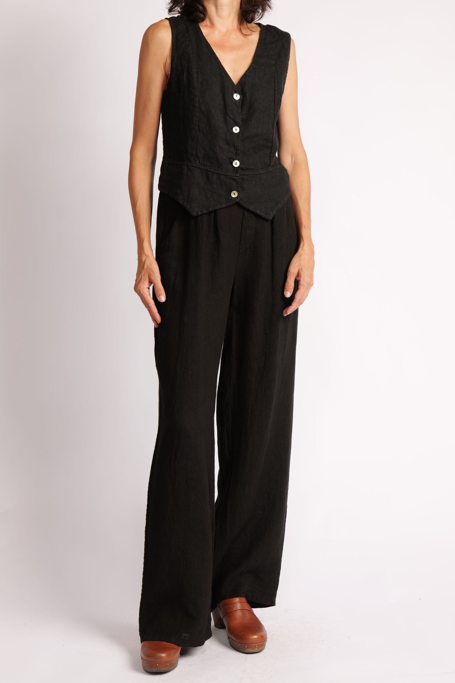 Compleu din in negru, format din vestă fără mâneci și pantaloni cu picior larg, fotografiat din față