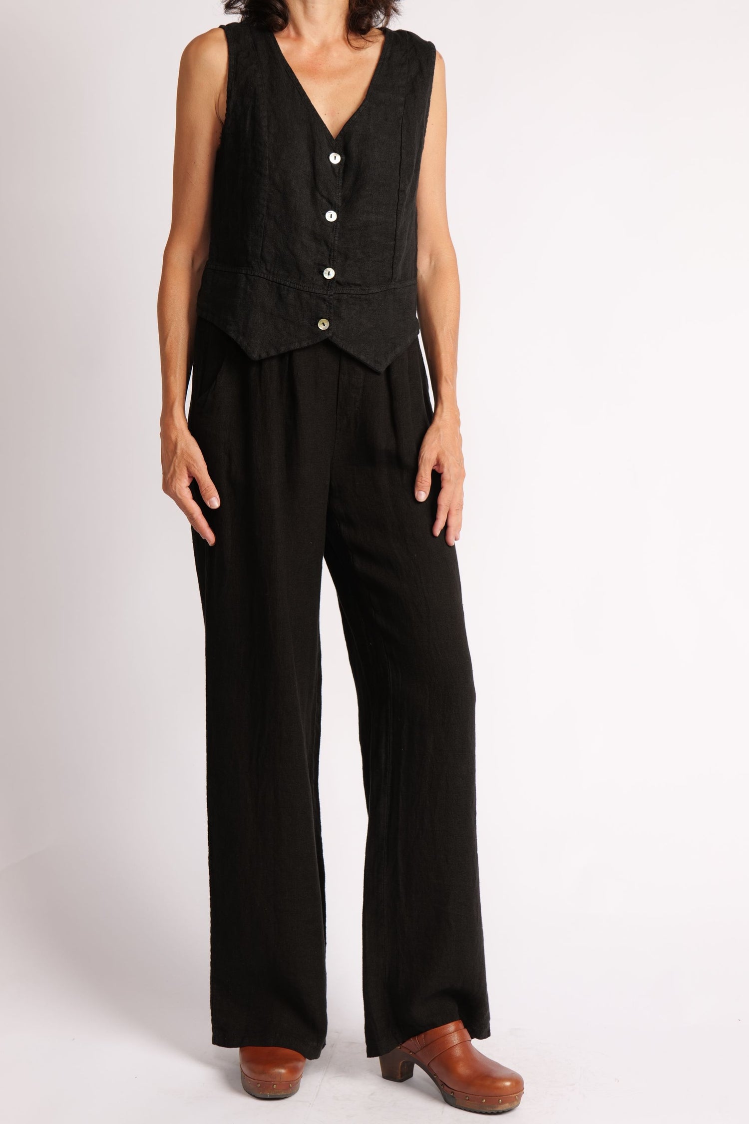 Compleu din in negru, format din vestă fără mâneci și pantaloni cu picior larg, fotografiat din lateral.