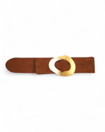 Curea camel din piele întoarsă cu cataramă aurie, elegantă și minimalistă.