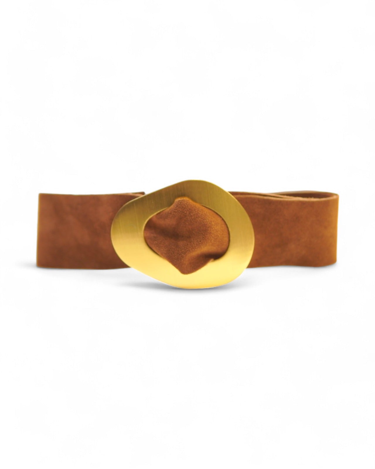 Curea caramel din piele întoarsă cu cataramă aurie, elegantă și minimalistă.