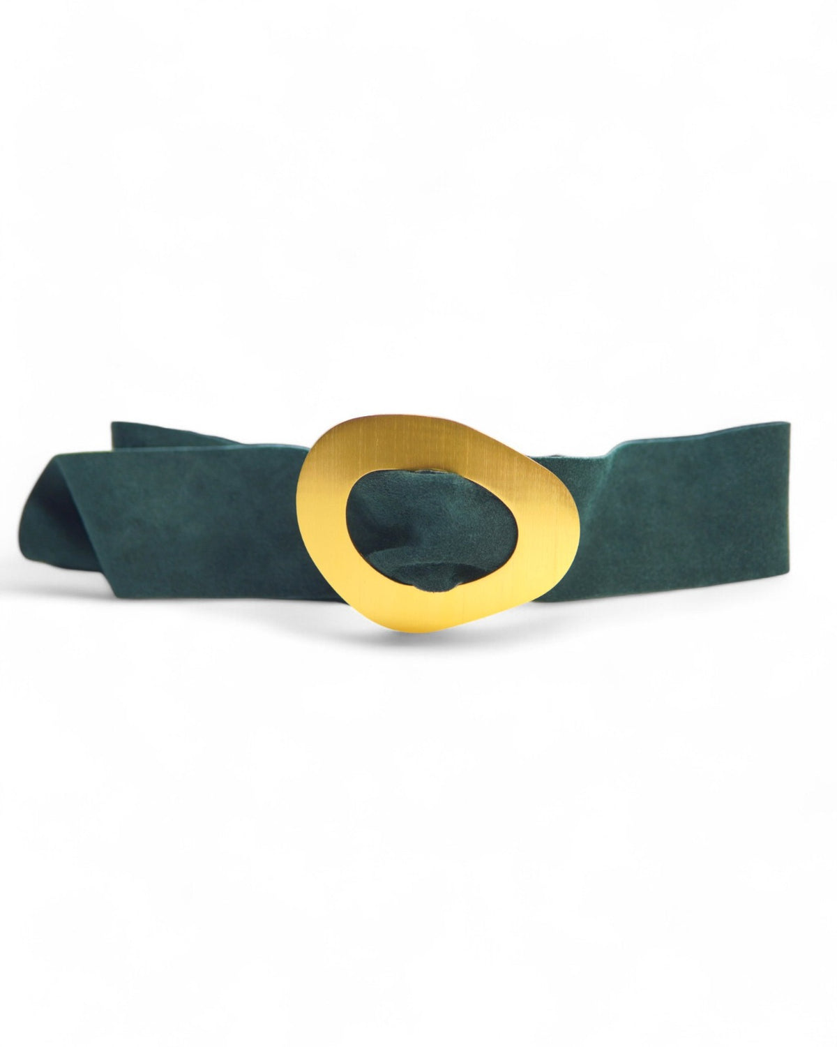 Curea verde închis din piele întoarsă, accesorizată cu o cataramă aurie modernă.