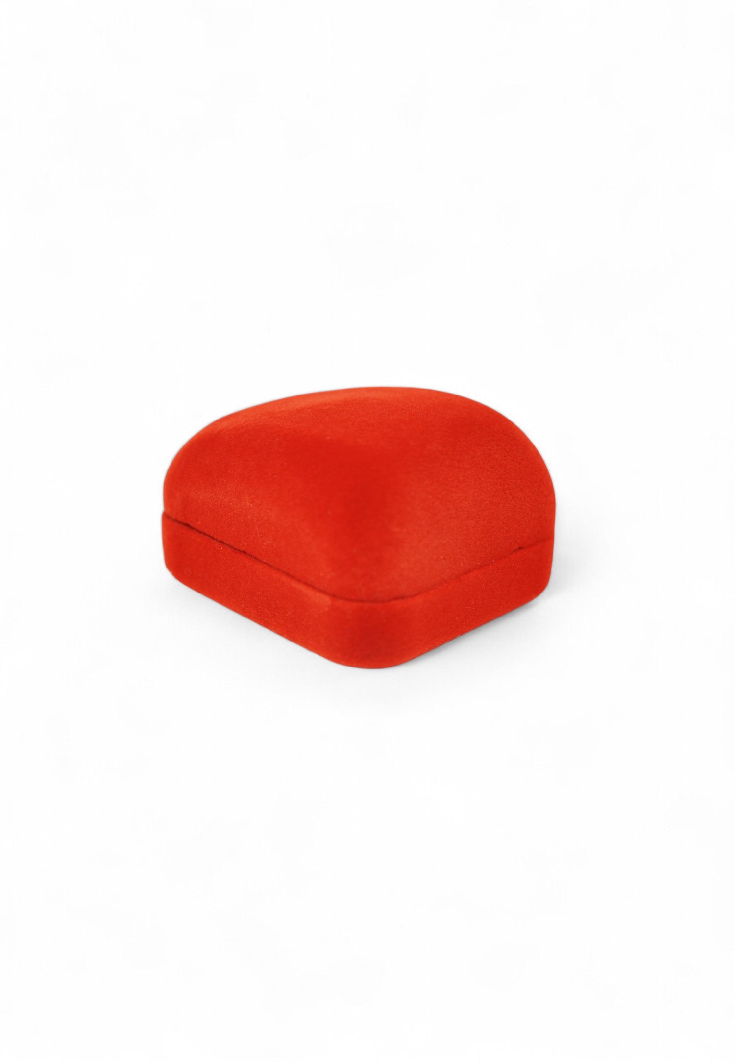 Cutiuță roșie catifelată pentru bijuterii, cu design elegant și finisaj de lux