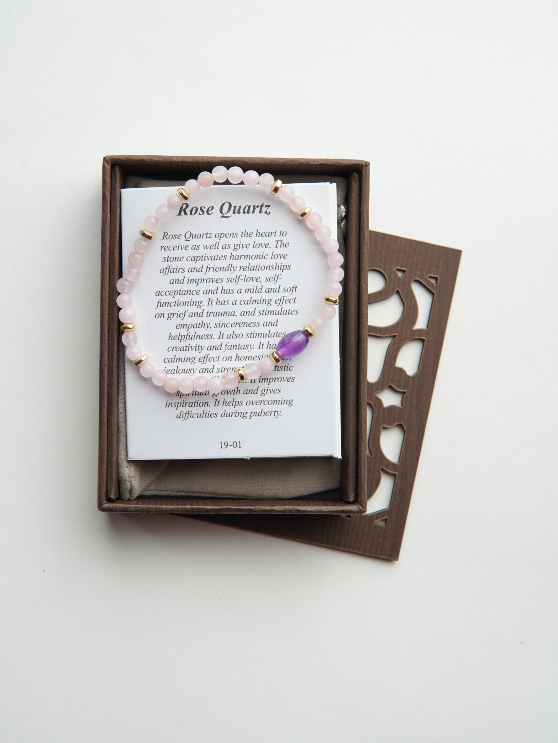 Cutie din lemn cu model geometric decupat, potrivită pentru depozitarea unei brățări.