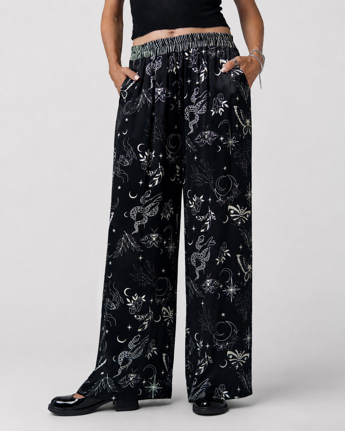 Pantaloni satinați din viscoză cu imprimeu simboluri boho, vedere din față, All Above Boutique.