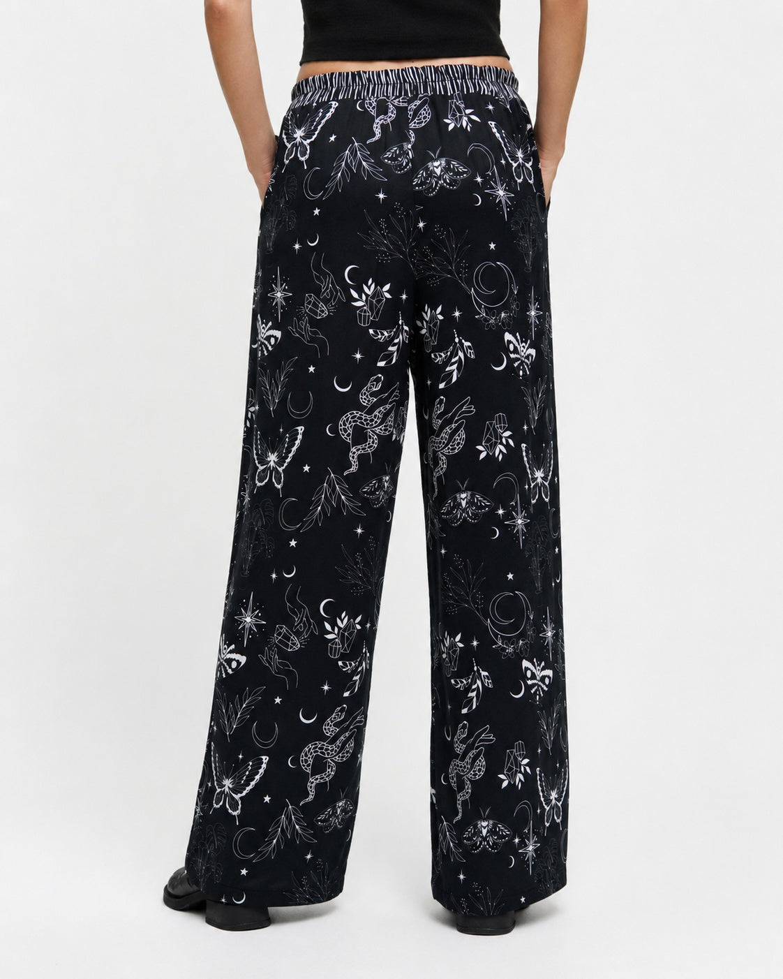 Pantaloni satinați din viscoză cu imprimeu simboluri boho, vedere din spate, All Above Boutique.
