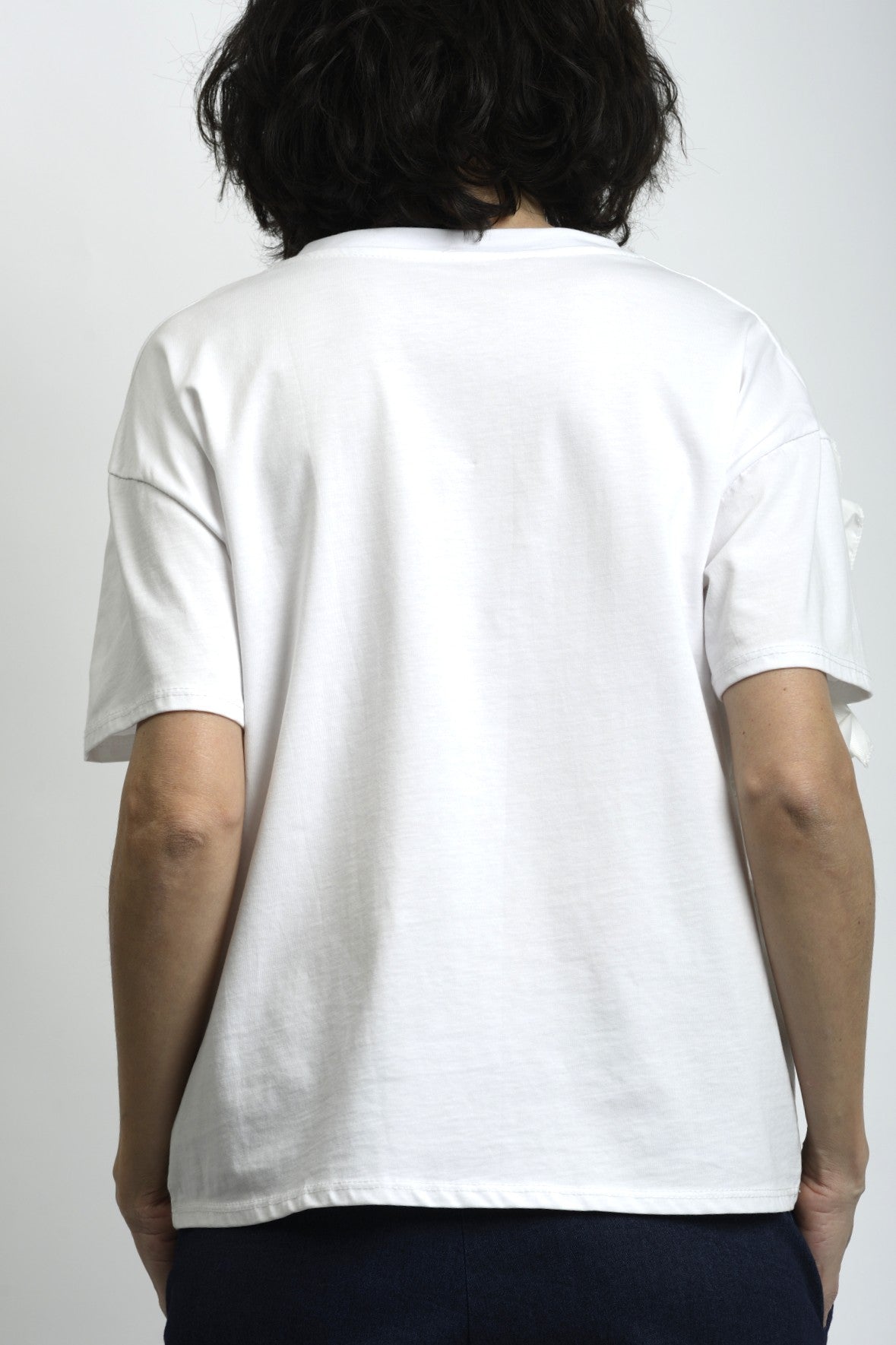 Tricou Cu Volan Din Material Satinat – Croială Dreaptă – Detaliu Feminin