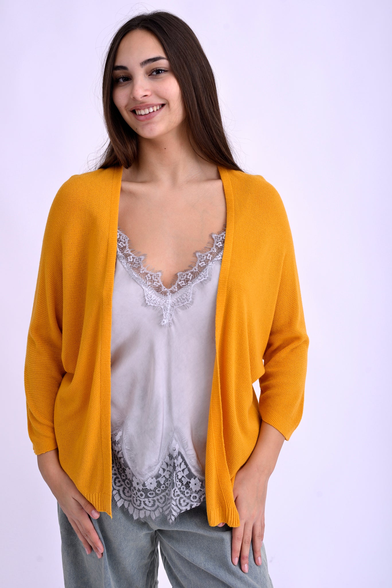 Cardigan mustar din tricot bob de orez, fără închidere, croială relaxată, vedere din față pe model.