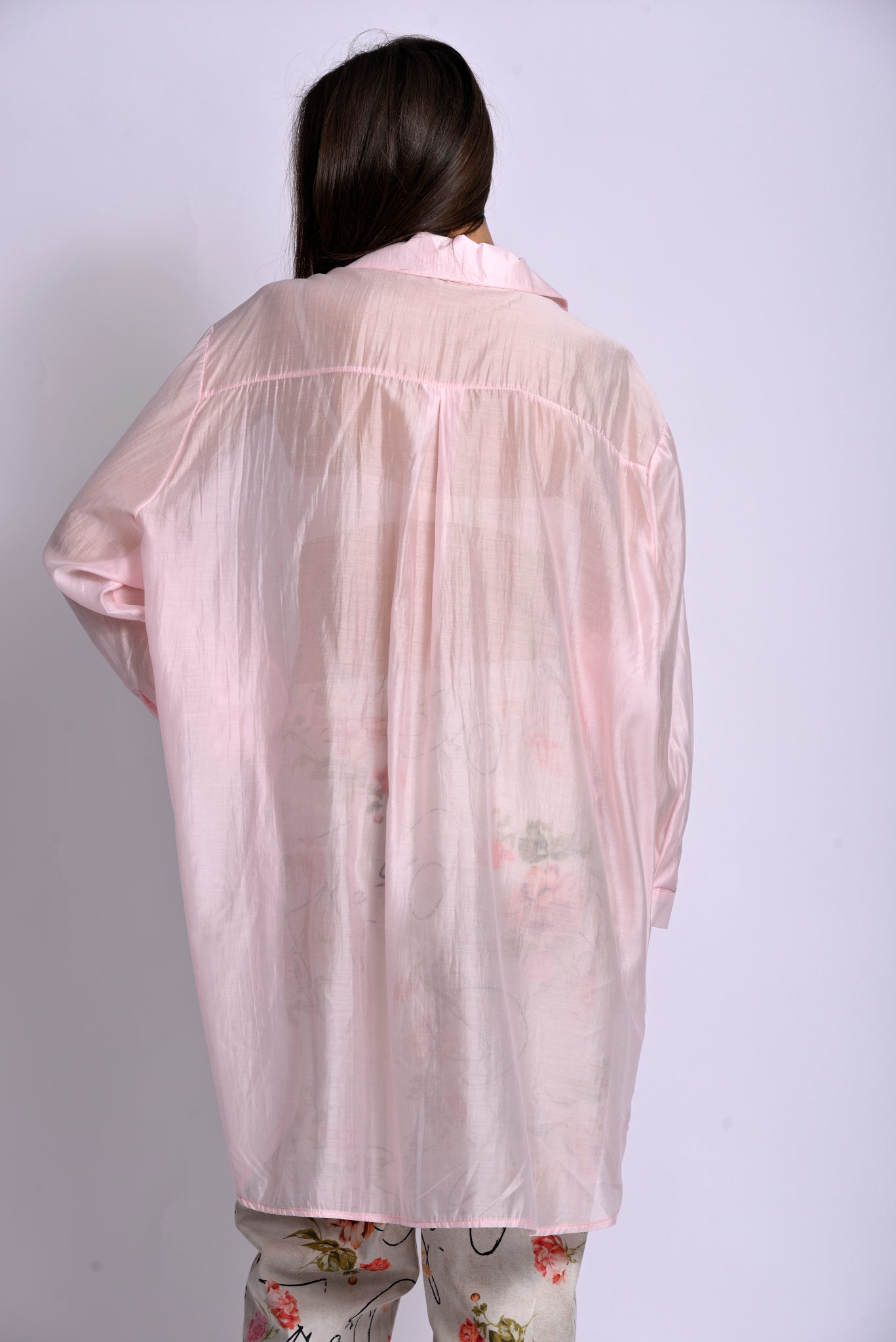 Cămașă lungă roz deschis, cu aspect satinat și material translucid, vedere frontală