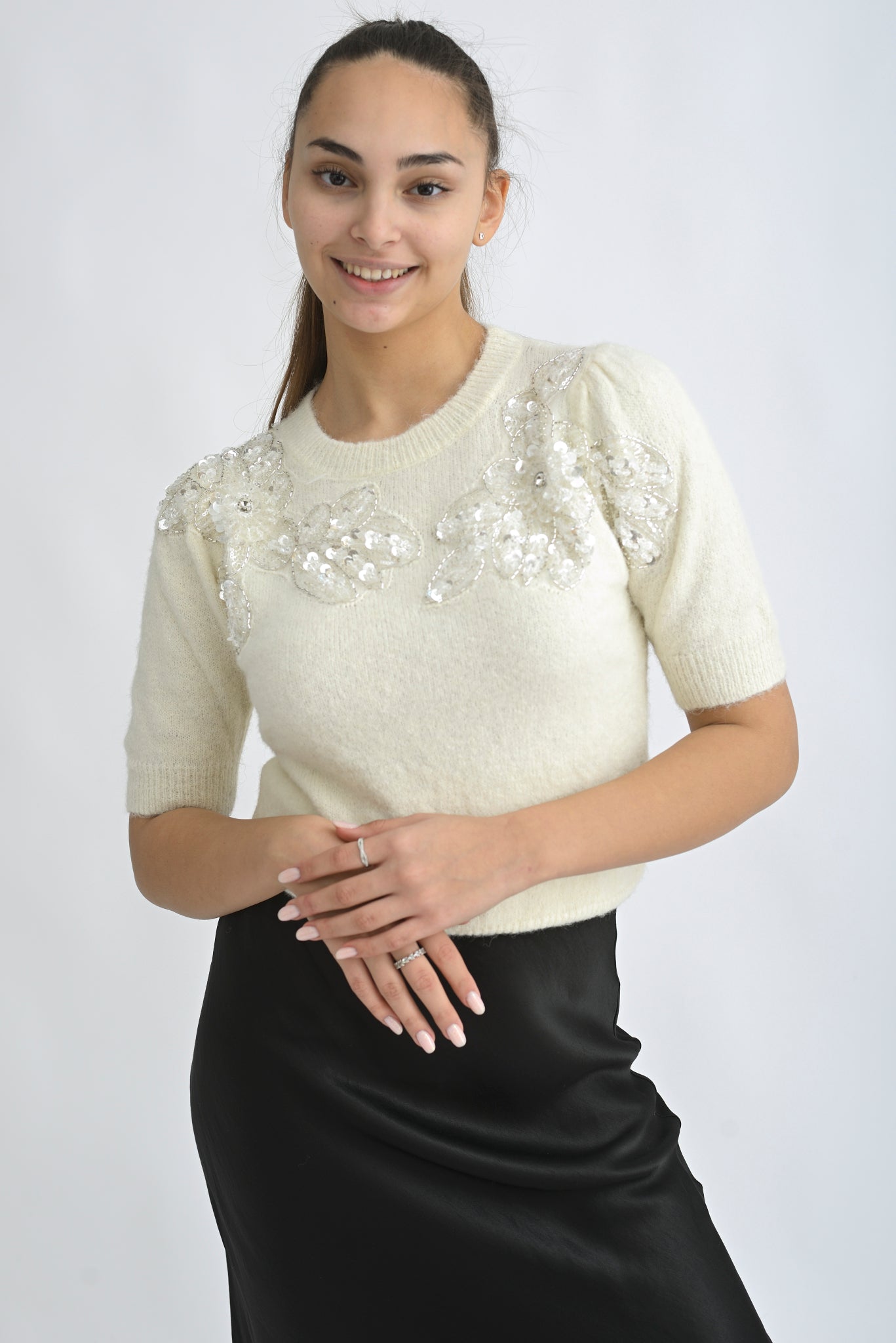 Pulover Pufos Cu Mâneca Scurtă Și Flori Din Paiete