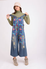 Salopetă largă din jeans subțire cu floricele multicolore, aspect casual.