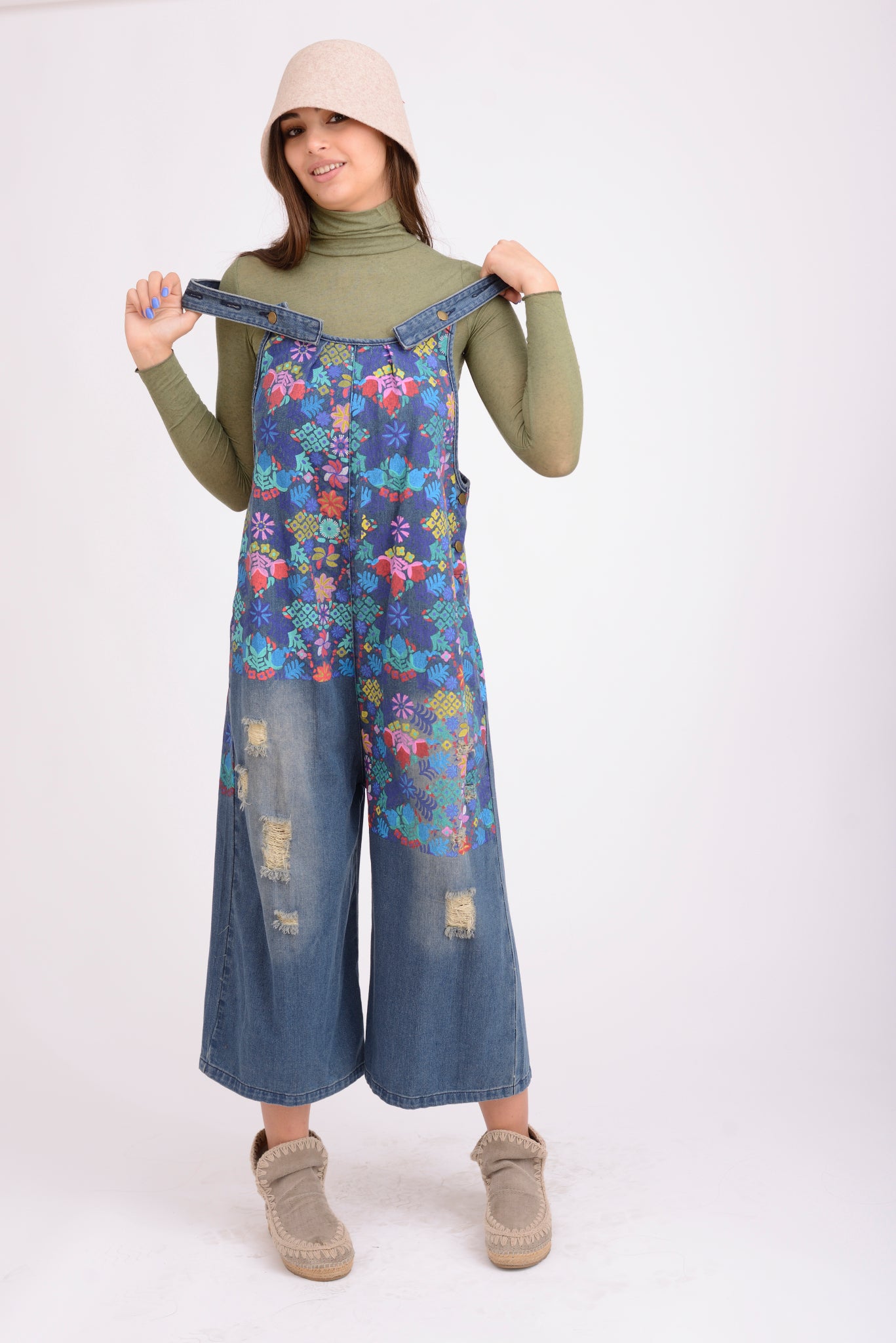 Salopetă largă din jeans subțire cu floricele multicolore, aspect casual.
