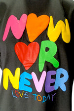 Detaliu imprimeu colorat cu inimi pe tricou negru „Now or Never” — All Above Boutique.