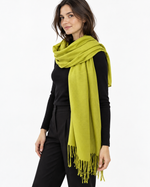 Eșarfă din cașmir și viscoză verde fistic, cu franjuri răsuciți, aruncată peste un umăr - All Above Boutique