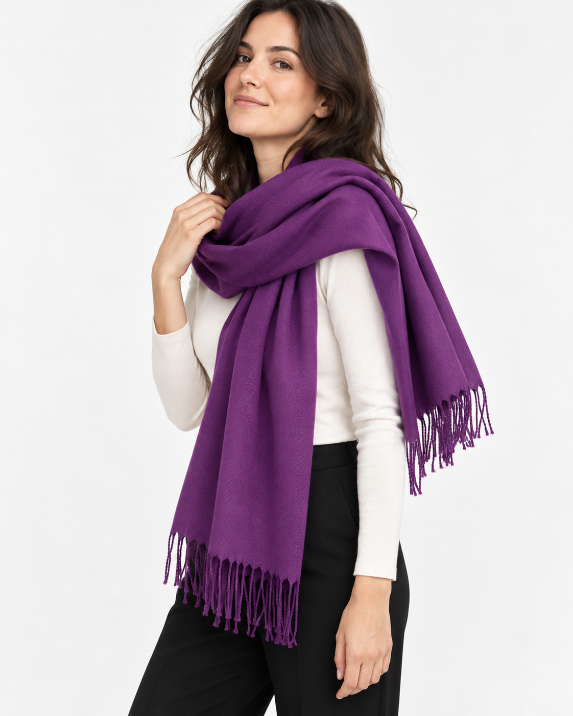 Eșarfă din cașmir și viscoză violet închis, cu franjuri răsuciți, înfășurată la gât și aruncată peste umăr - All Above Boutique