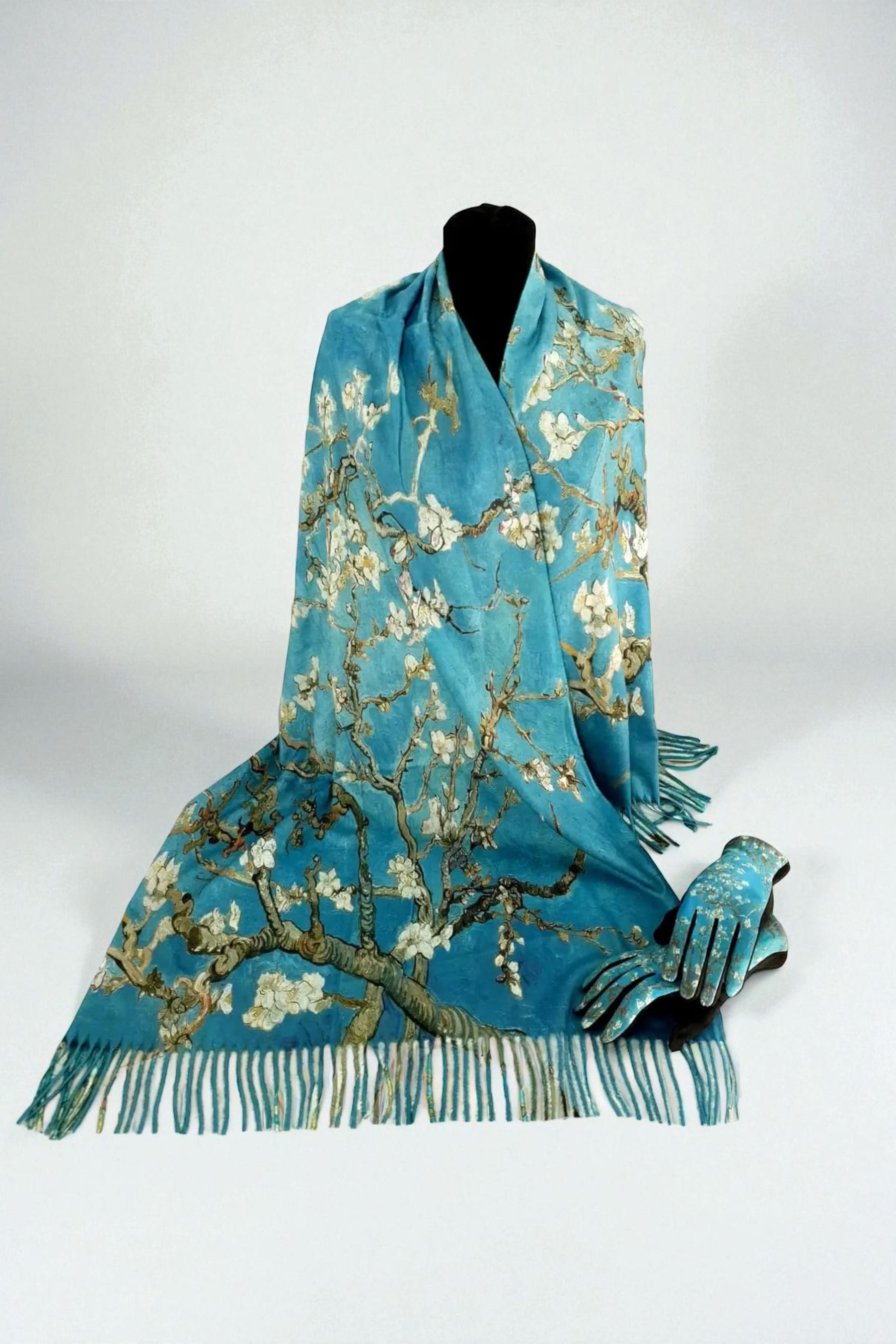 Detaliu al eșarfei albastre fine din cașmir și viscoză, cu margini franjurate.