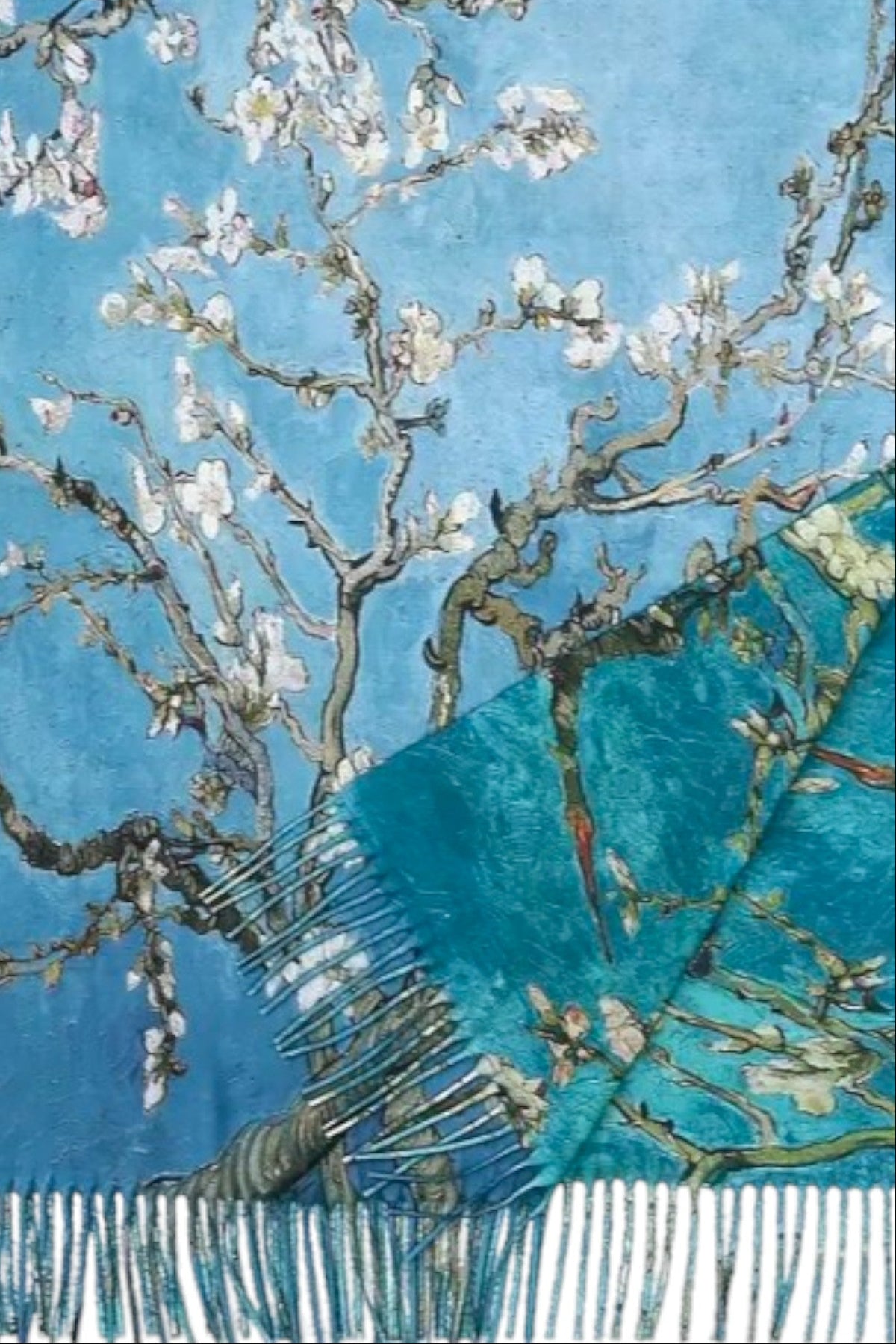 Eșarfă elegantă albastră cu imprimeu inspirat din picturi celebre, textură moale și fluidă.