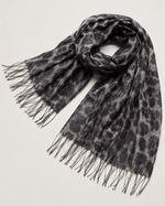 Eșarfă cu imprimeu animal print și franjuri, detaliu franjuri