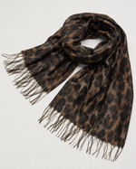 Eșarfă cu imprimeu animal print și franjuri, purtată