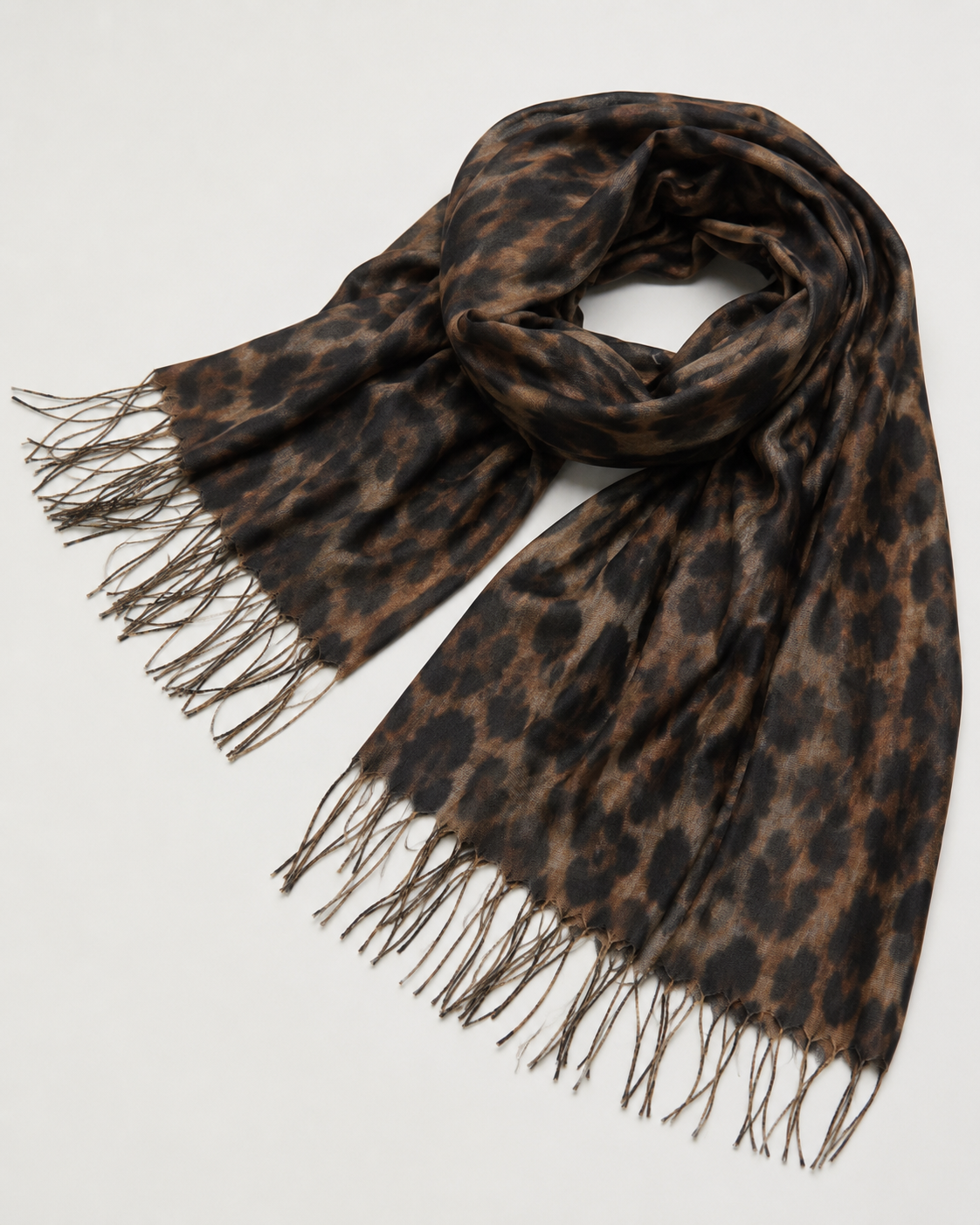 Eșarfă cu imprimeu animal print și franjuri, purtată