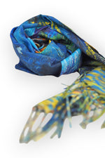 Ambalaj elegant pentru eșarfă artistică din cașmir și viscoză, ideală pentru a fi oferită cadou.