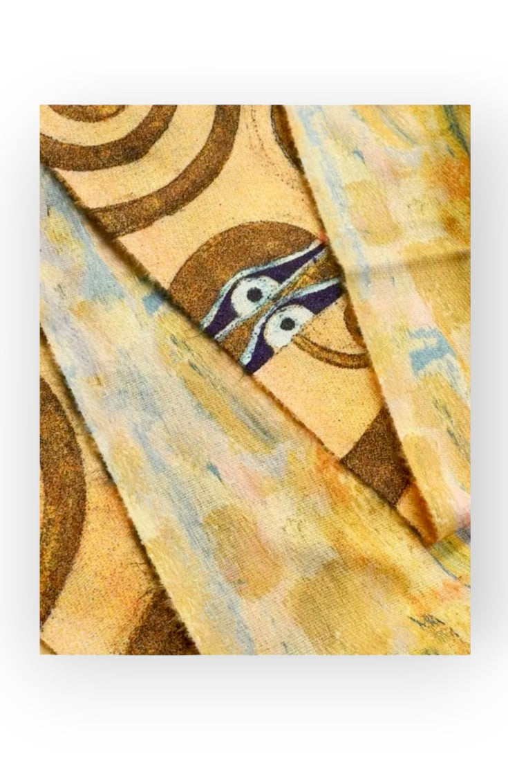 Eșarfă elegantă cu imprimeu inspirat din artă decorativă, cu spirale și motive aurii.