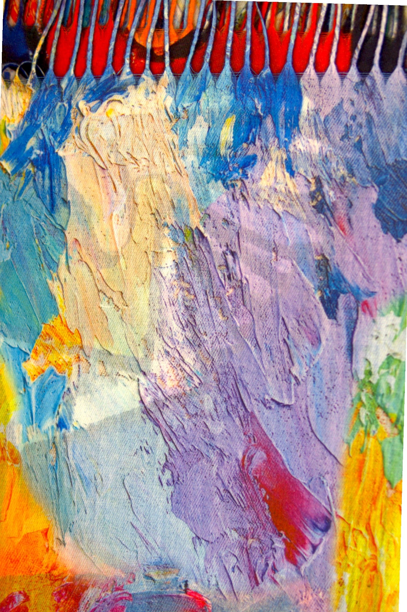 Eșarfă elegantă cu imprimeu cubist și tonuri vibrante de albastru, roșu și portocaliu.