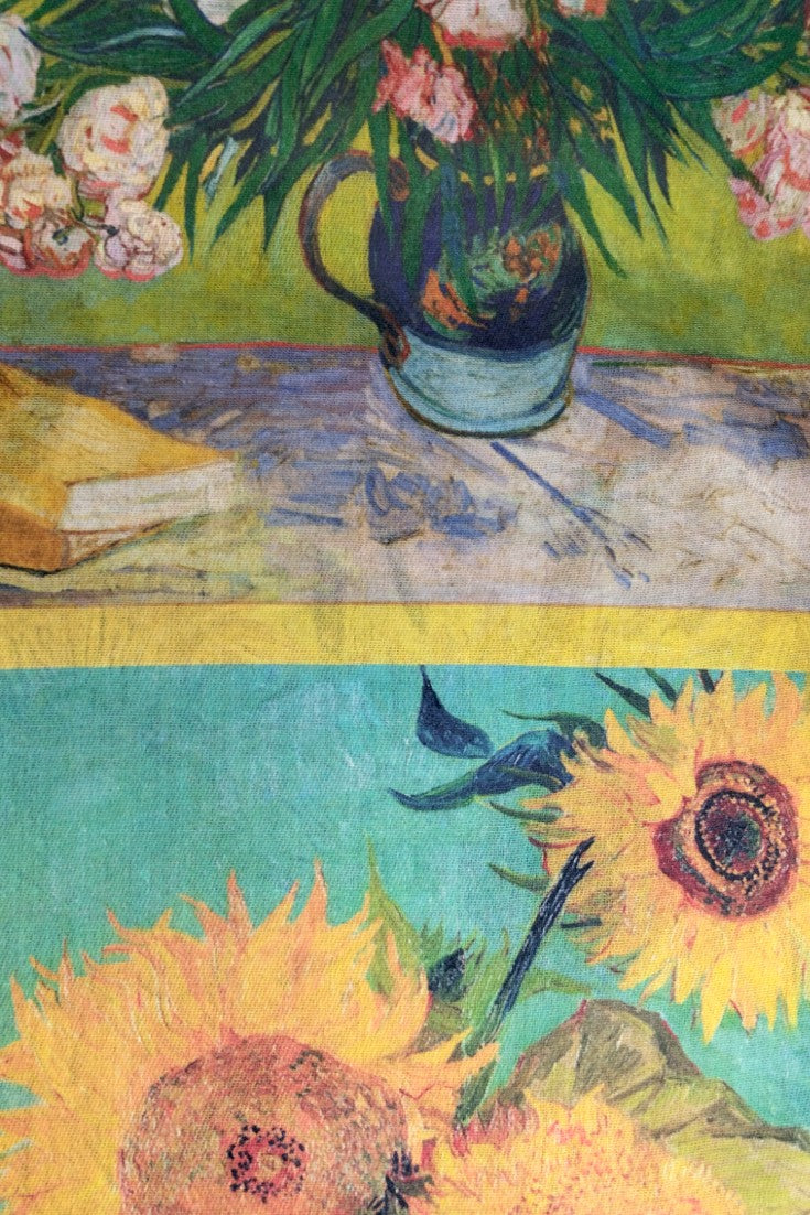 Eșarfă elegantă cu imprimeu floral dublu, vaze colorate și floarea-soarelui, în tonuri calde de galben și portocaliu.