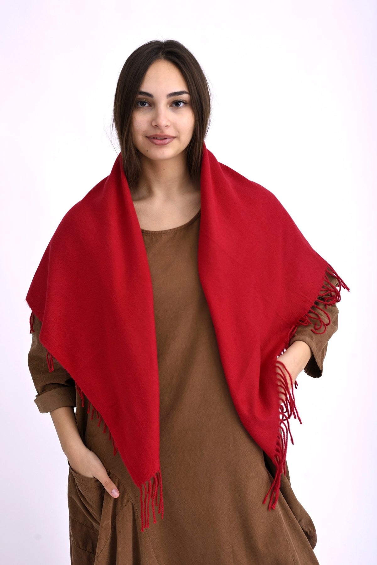Eșarfă batic roșie elegantă, purtată peste umeri, cu franjuri lungi decorative.