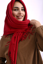 Eșarfă batic roșie din cașmir moale, purtată tip voal, ideală pentru ținute clasice sau tradiționale.