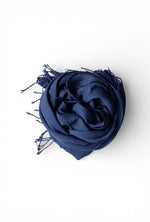 Eșarfă bleumarin, cu franjuri delicate, purtată clasic peste un pulover neutru, într-o compoziție echilibrată și atemporală.