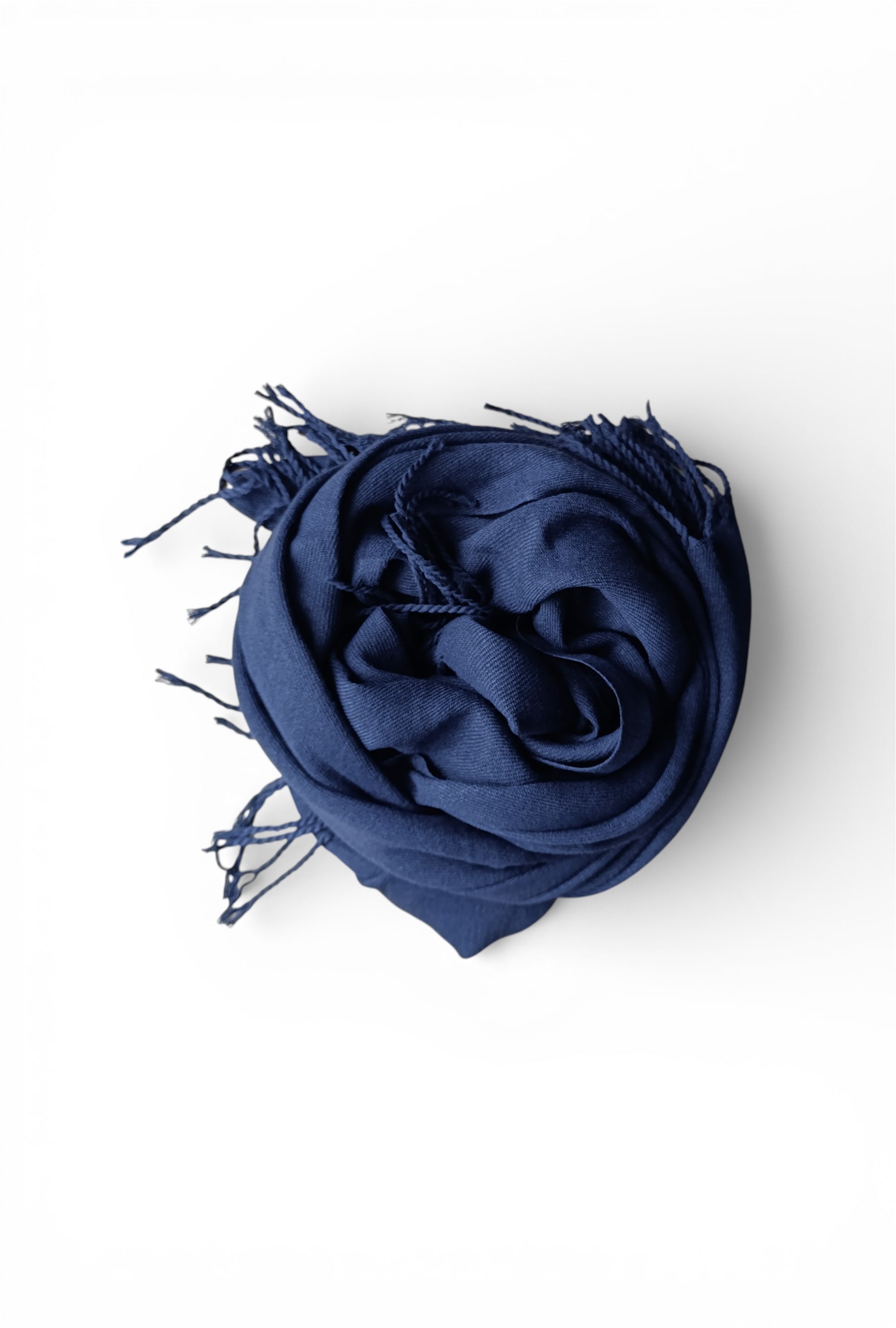 Eșarfă bleumarin, cu franjuri delicate, purtată clasic peste un pulover neutru, într-o compoziție echilibrată și atemporală.