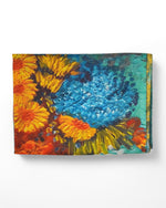 Eșarfă cu două fețe din cașmir și viscoză, cu imprimeu floral în nuanțe de albastru și galben, reprezentând o vază cu flori.