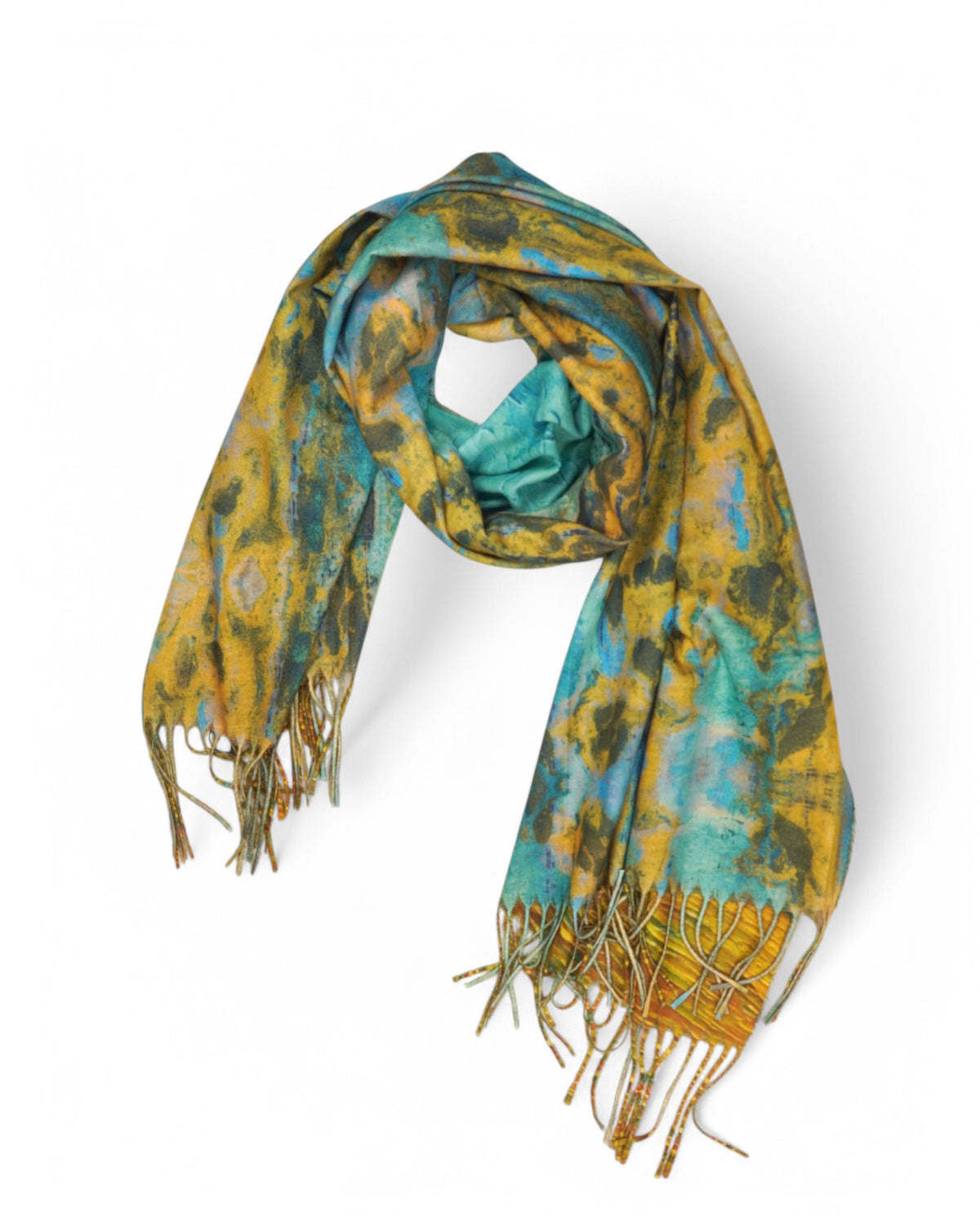 Detaliu de material moale al unei eșarfe cu imprimeu floral în tonuri vibrante.