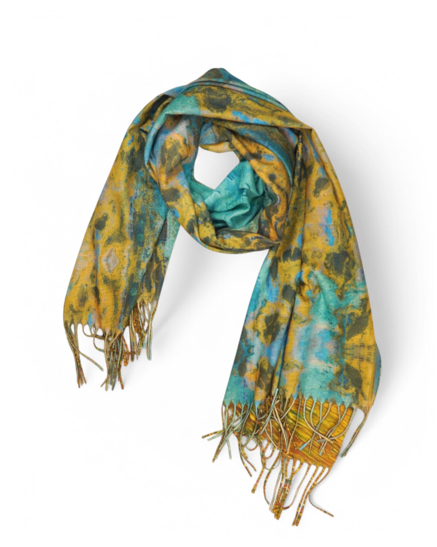 Detaliu de material moale al unei eșarfe cu imprimeu floral în tonuri vibrante.