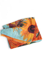 Eșarfă colorată cu imprimeu abstract-portocaliu, inspirat din lucrări de artă celebre.