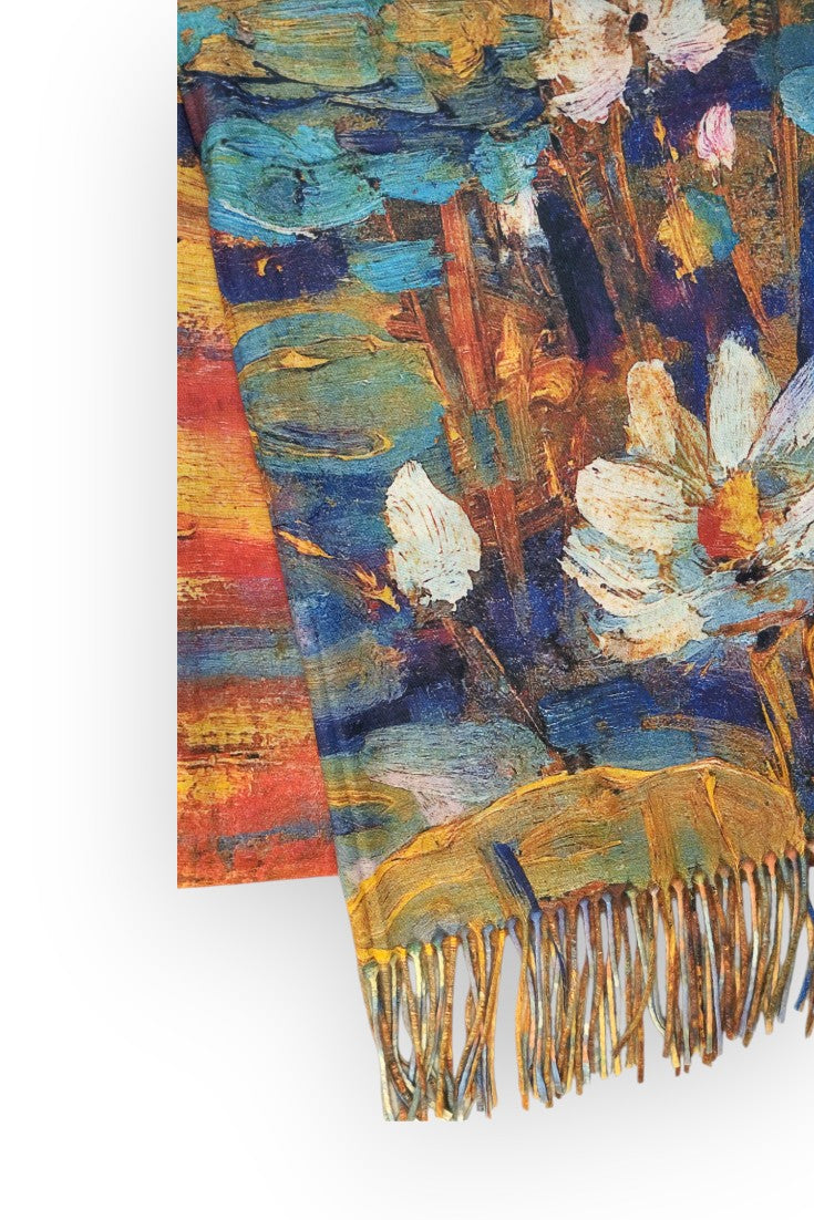 Eșarfă cu design abstract și textură moale, în tonuri calde și reci combinate artistic.