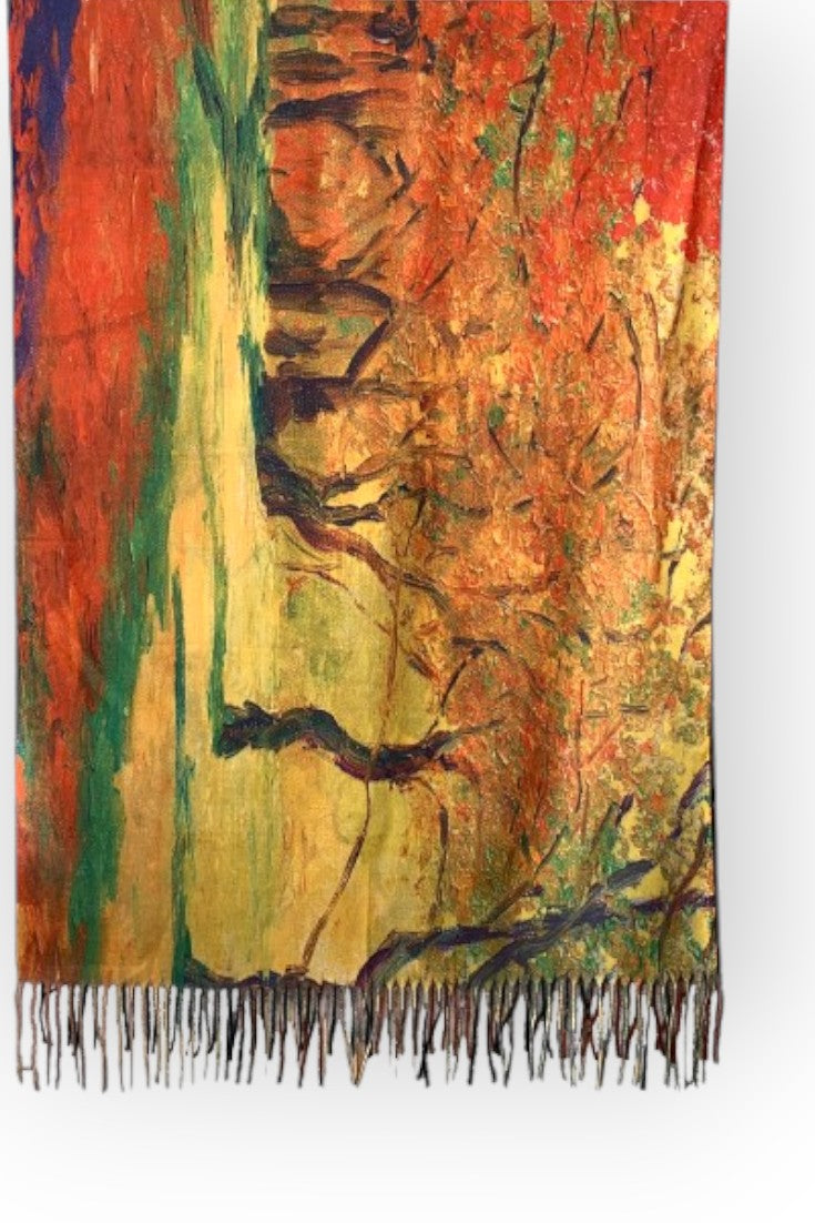 Eșarfă moale din cașmir și viscoză, cu imprimeu artistic în culori calde și accente albastre.