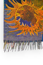 Eșarfă din cașmir și viscoză, cu imprimeu artistic ce combină flori și peisaje colorate.