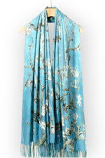 Detaliu de material moale al eșarfei cu margini franjurate și imprimeu colorat