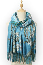 Eșarfă expusă pe manechin, cu cădere elegantă și detalii artistice inspirate din artă clasică