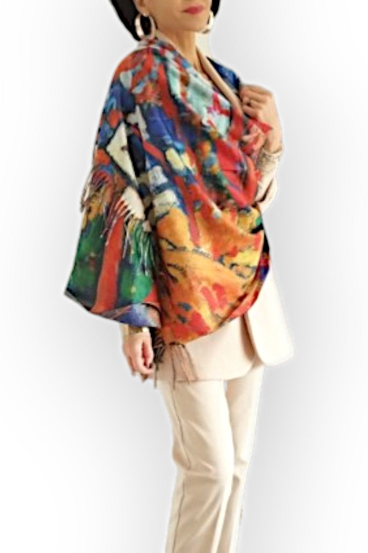 Eșarfă elegantă cu imprimeu artistic pe ambele fețe, inspirat din forme urbane și culori vibrante.