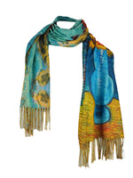 Eșarfă elegantă cu imprimeu artistic pe ambele fețe, inspirată dintr-o vază albastră cu flori galbene.