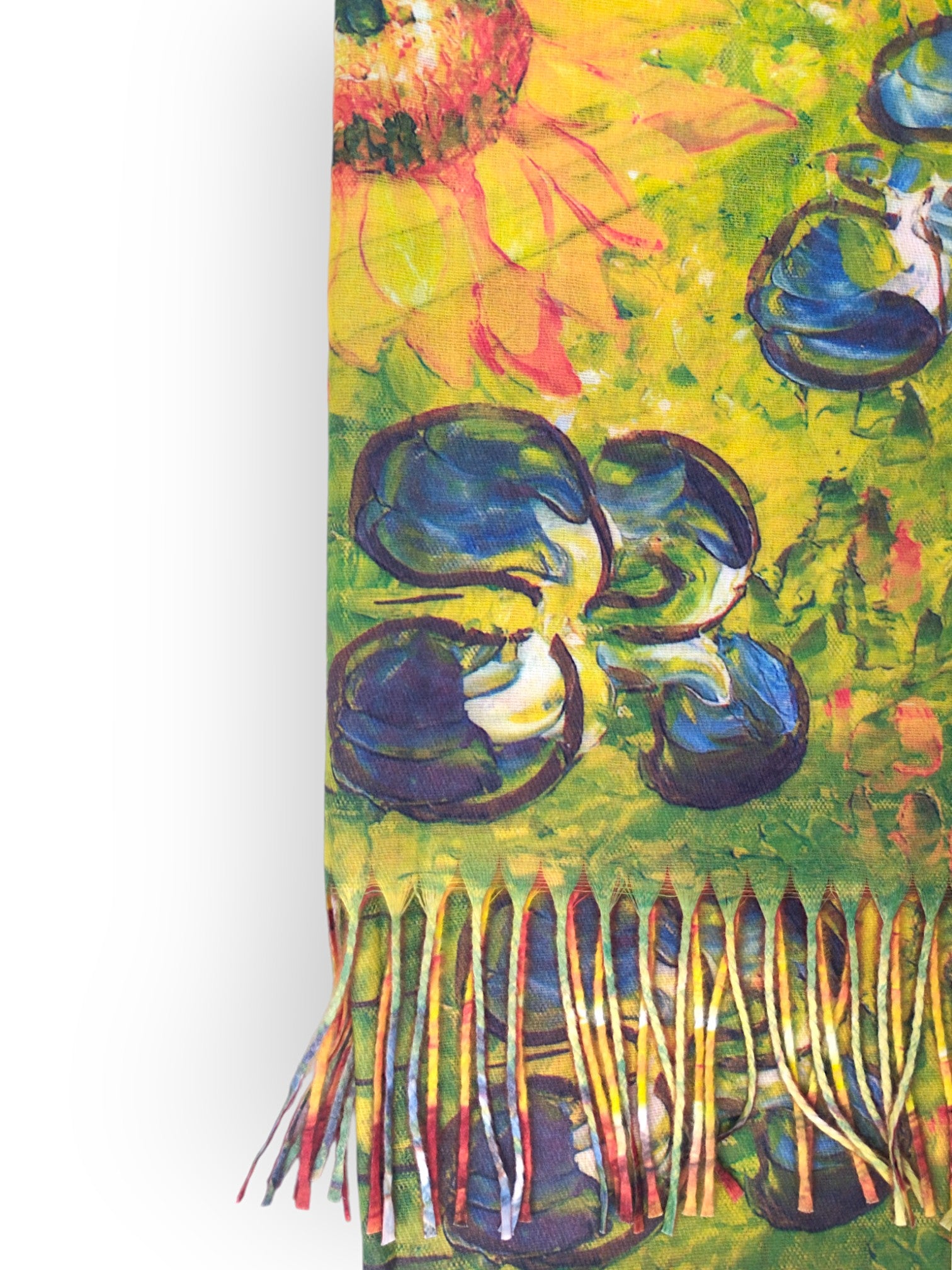 Eșarfă elegantă cu imprimeu pe ambele fețe și margini franjurate, confecționată din cașmir și viscoză.