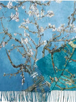 Eșarfă elegantă cu imprimeu dublu, inspirat din grădini și peisaje acvatice, în nuanțe de albastru-verzui.