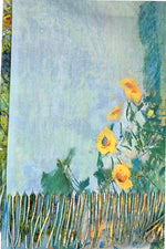 Eșarfă elegantă cu imprimeu dublu inspirat din natură, apă și flori, în nuanțe de albastru și galben pastel.