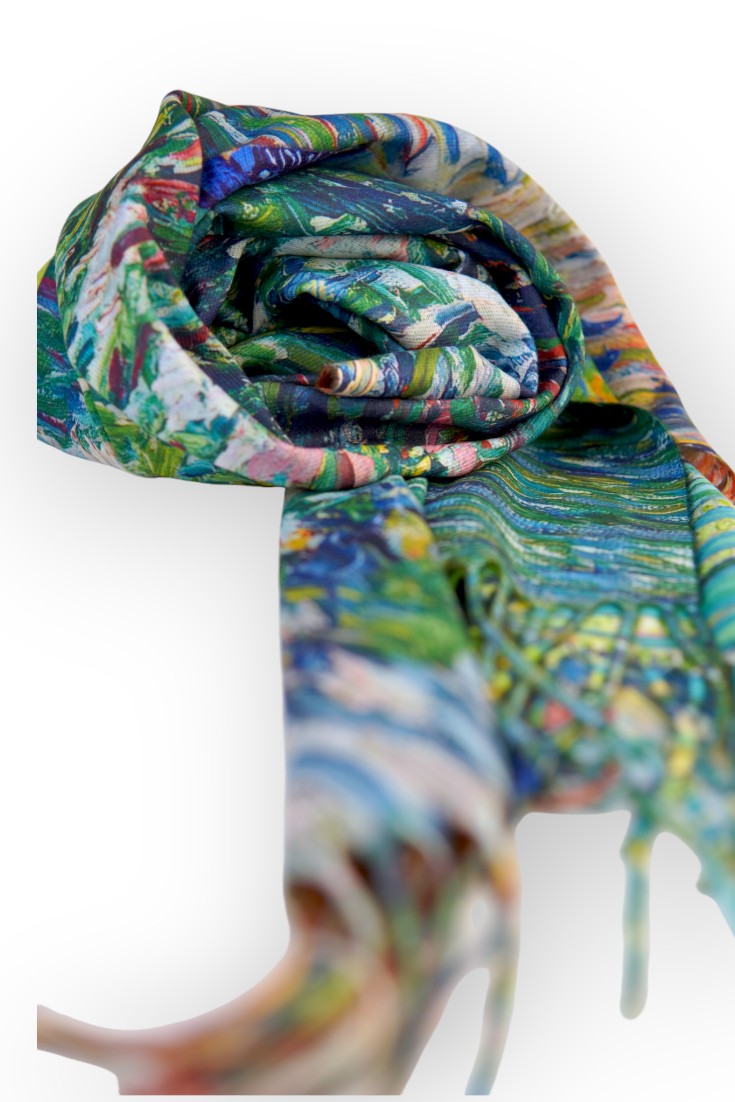 Eșarfă elegantă cu imprimeu pe ambele fețe, în nuanțe de verde și albastru, inspirată din natură.
